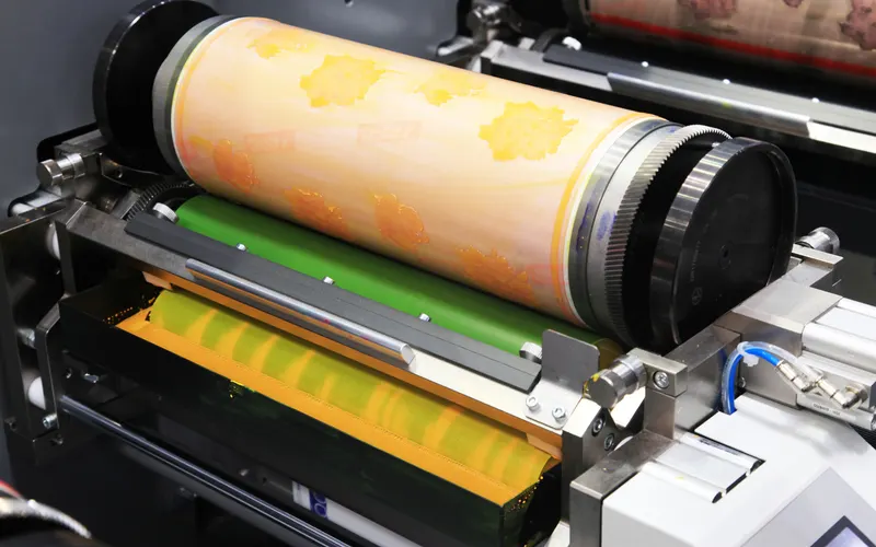 Offset printing press with colour rollers